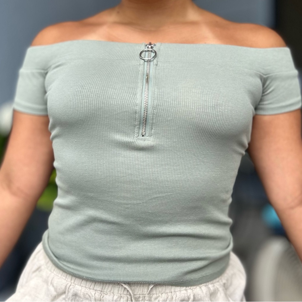 GUESS Off Shoulder Top - Picture 2 of 3